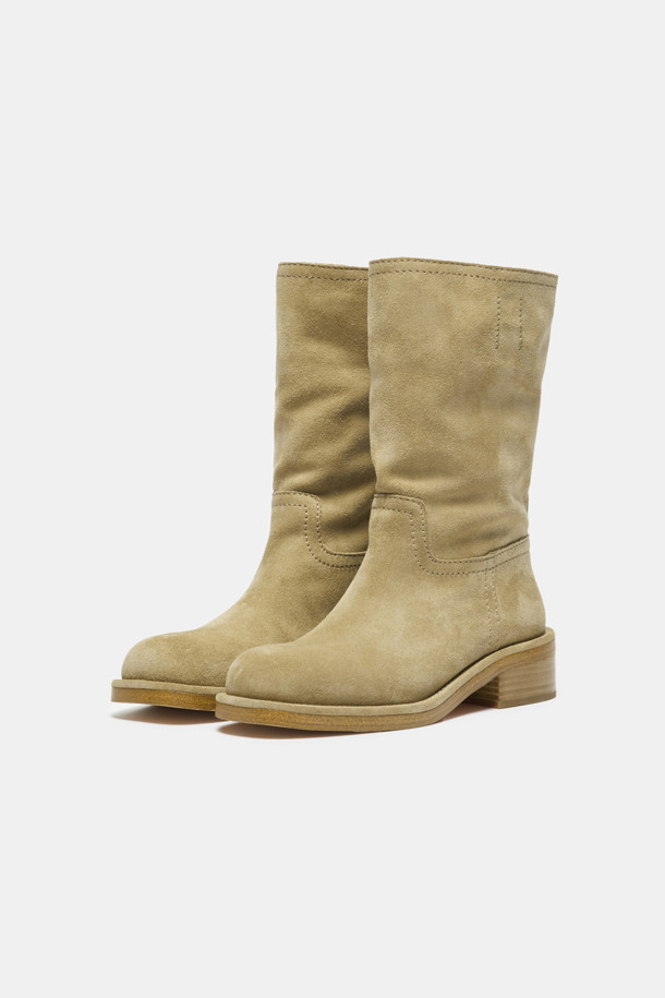 세련된 웨스턴 무드의 스웨이드 앵클 부츠(카키)입니다. 부드러운 소가죽 스웨이드 소재와 따뜻한 카키 컬러가 빈티지한 분위기를 자아냅니다. 스퀘어 토우 디자인과 통굽 미들힐이 편안함과 스타일리시함을 동시에 선사하며, 무지 패턴과 심플한 스티치 라인이 특징입니다. 앵클 탑라인과 루즈핏 디자인으로 다리가 더욱 길어 보이는 효과를 줍니다. 가을, 겨울 모임룩, 클래식, 레트로, 캐주얼 스타일링에 활용하기 좋습니다.

