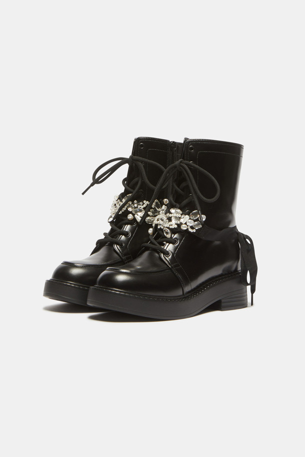 "Dazzling boots(블랙)"는 페미닌하고 시크한 무드를 연출하는 여성 부츠입니다. 라운드 토우 디자인에 미들힐 청키힐을 사용하여 편안함과 스타일을 동시에 잡았습니다. 소가죽 소재로 제작되어 고급스러움을 더하고, 은은한 광택감이 돋보입니다. 탈부착 가능한 주얼리 장식 끈, 진주와 크리스털 디테일이 돋보이며, 사이드 지퍼와 레이스업으로 간편하게 착용할 수 있습니다. 데이트룩, 모임룩, 소개팅룩 등 다양한 TPO에 시크, 클래식, 미니멀한 스타일을 완성해보세요.
