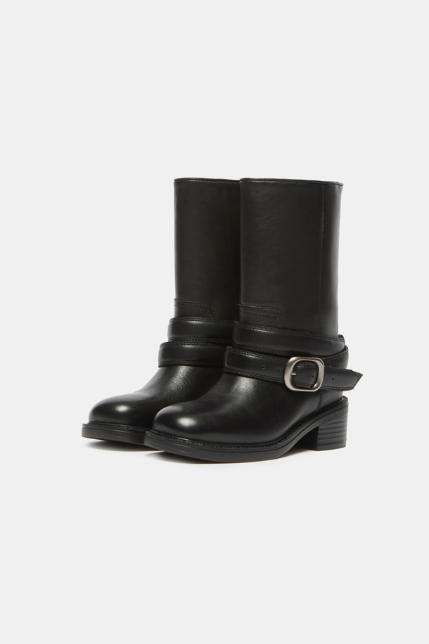 버클 부츠(블랙)는 소가죽 소재의 라운드 토우 디자인으로, 가을, 겨울철 데일리룩, 모임룩, 데이트룩에 모두 잘 어울리는 여성 부츠입니다. 미들 기장에 원버클 장식으로 포인트를 더했으며, 청키힐과 러버 아웃솔, 여유로운 핏으로 편안한 착화감을 선사합니다. 트렌디하고 세련된 스타일을 연출하며, 경량 기능으로 활동성을 높였습니다. 클래식, 미니멀, 시크 스타일에 완벽하게 매치되어 다양한 룩을 연출할 수 있습니다.
