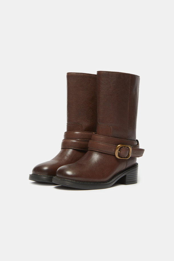 브라운 컬러의 버클 부츠입니다. 라운드 앞코에 소가죽 소재로 제작되어 가을, 겨울철 일상에서 착용하기 좋습니다. 미들 기장에 원버클 장식이 돋보이며, 여유로운 핏과 가벼운 착화감, 편안한 착화감을 제공합니다. 로우힐 디자인으로 출근룩, 모임룩, 데이트룩 등 다양한 TPO에 클래식, 미니멀, 캐주얼 스타일로 연출하기 좋습니다.
