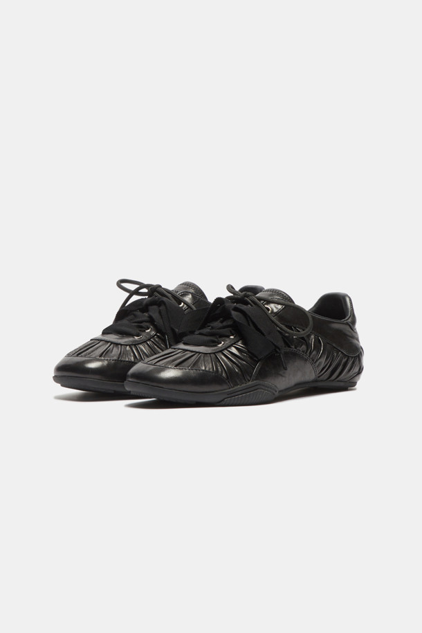 "Curtain call shrring sneakers(black)"는 여성스러운 무드를 연출하는 블랙 컬러의 스니커즈입니다. 양가죽과 스웨이드 소재를 사용하여 고급스러운 느낌을 더했으며, 둥근 코 디자인과 플랫한 굽으로 편안한 착용감을 제공합니다. 셔링 디테일이 돋보이며, 와이드한 슈레이스와 내부 속굽 적용으로 독특한 스타일을 연출합니다. 데이트룩, 동네 마실룩, 카페룩 등 다양한 TPO에 걸맞는 클래식, 미니멀, 걸리시 스타일을 완성해보세요. 사계절 내내 활용 가능한 아이템입니다.
