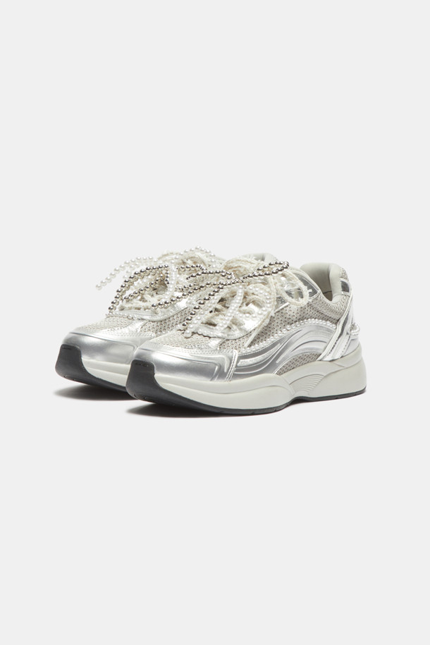 2025 딜라이트 스니커즈(실버)는 여성 고객을 위한 사계절용 여성 운동화입니다. 라운드 앞코 디자인에 가볍고 통기성이 좋은 합성가죽과 메시 소재를 사용하여 편안한 착용감을 제공합니다. 플랫 굽에 무지 패턴으로, 페미닌하면서도 클래식한 스타일을 연출하며, 일상 속 동네 마실룩에 적합합니다. 탈부착 가능한 진주 장식이 돋보이며 클래식 러너 실루엣과 레이스업 신발 여밈으로, 미니멀하고 캐주얼한 스타일을 완성합니다.
