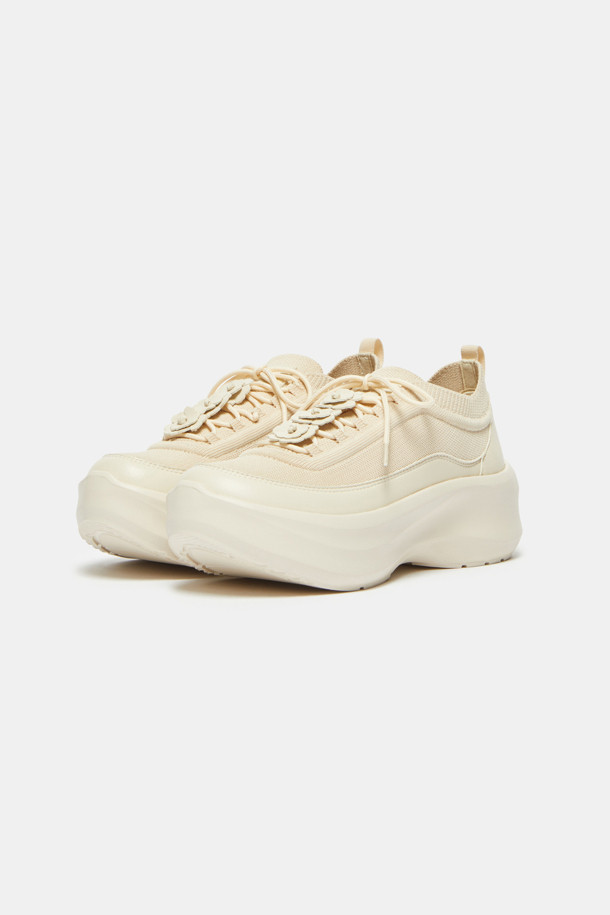 아이보리 컬러의 플라워 니트 플랫폼 스니커즈는 여성스러운 스타일을 연출하기에 좋습니다. 캐주얼, 로맨틱, 미니멀 스타일을 모두 소화할 수 있으며, 데이트룩, 쇼핑룩, 카페룩에 매치하기 좋습니다. 니트 소재로 제작되어 봄, 여름, 가을 계절에 편안하게 착용할 수 있습니다. 플라워 자수 디테일과 유광 소재가 돋보이며, 볼륨감 있는 플랫폼 굽과 푹신한 인솔이 편안한 착용감을 선사합니다. 레이스업 스타일로 발을 안정적으로 감싸줍니다.
