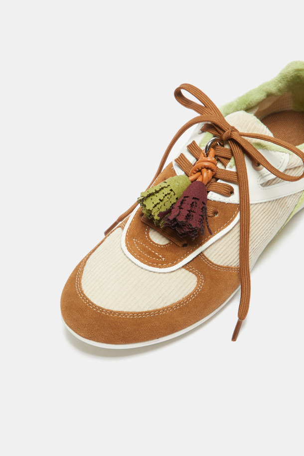 Shoe-topping tassel(그린)은 신발 액세서리 카테고리에 속하는 제품입니다. 샤무드 소재로 제작되었으며, 그린과 와인 색상으로 제공됩니다. 꽃 모양 프린지와 태슬 디자인이 특징이며, 캐주얼, 로맨틱, 미니멀 스타일을 선호하는 분들께 추천합니다. 동네 마실룩, 카페룩, 여행룩 등 다양한 TPO에 활용하여 세련된 포인트를 줄 수 있으며, 스니커즈나 로퍼 등에 매치하여 유니크한 스타일을 연출해 보세요.
