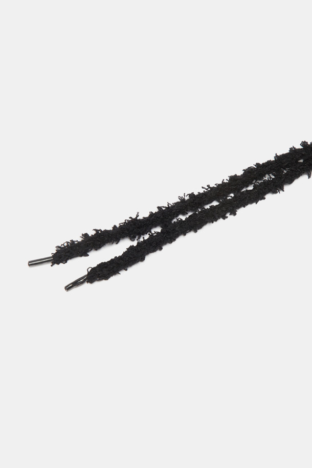 벨벳 테리 슈레이스(블랙)는 부드러운 벨벳과 테리 소재를 사용하여 제작된 신발 끈입니다. 길이 110cm, 너비 1cm의 사이즈로 제작되어 다양한 신발에 레이어링하여 페미닌한 스타일을 연출할 수 있습니다. 블랙 색상의 무지 디자인은 미니멀, 클래식, 로맨틱 등 다채로운 스타일에 매치하기 용이합니다. 동네 마실룩, 카페룩, 집콕룩 등 편안한 TPO에 포인트를 더해보세요. 슈레이스로 신발의 개성을 살려보세요.
