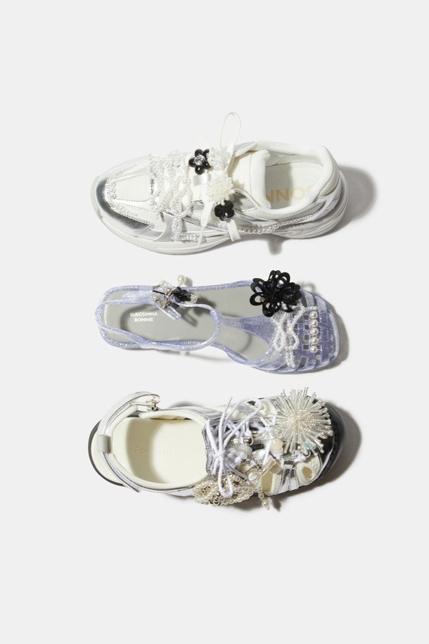 신발 끈 또는 아일렛에 부착하여 포인트를 더하는 슈즈 액세서리, 슈토핑 빅 참(실버)입니다. 메탈 소재에 펄과 크리스탈 장식이 더해져 로맨틱하고 화려한 무드를 연출합니다. 리본 형태의 디자인은 여성스러운 매력을 강조하며, 데이트룩, 쇼핑룩, 카페룩 등 다양한 TPO에 활용하기 좋습니다. 사이즈는 9cm x 10cm이며, 사계절 내내 미니멀, 클래식 등 다양한 스타일의 슈즈에 포인트를 더할 수 있습니다. 실버 컬러로 시원하고 세련된 느낌을 주어 슈즈에 특별함을 더해보세요.
