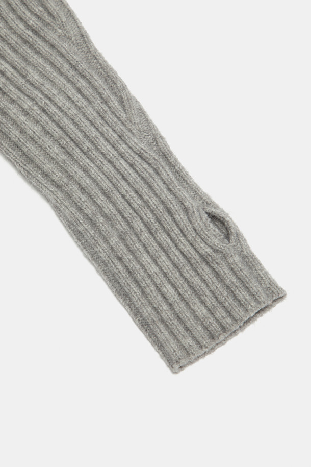 그레이 컬러의 쥬얼리 암워머입니다. 부드러운 니트 소재로 제작되어 겨울철 보온에 효과적입니다. 캐주얼, 클래식, 미니멀 스타일 모두에 잘 어울리며, 일상에서 편안하게 착용할 수 있습니다. 진주와 보석 장식이 은은하게 빛나 포인트를 더합니다. 
