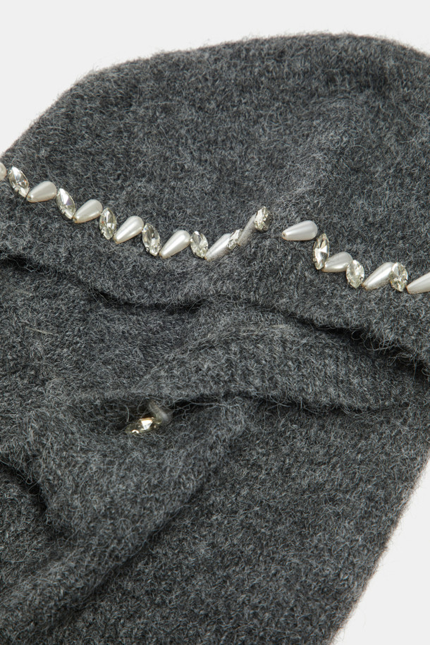 "Jewelry 바라클라바(grey)"는 부드러운 니트 소재로 제작되어 포근한 착용감을 선사합니다. 깊은 모자 깊이와 톡톡한 두께감으로 겨울철 방한에 효과적이며, 일상에서도 스타일리시하게 연출할 수 있습니다. 후드 라인에 진주와 보석 장식이 더해져 유니크한 무드를 연출하며, 심플한 실루엣으로 어떤 스타일에도 잘 어울립니다. 미니멀하면서도 클래식한 디자인으로, 여성분들의 겨울철 패션에 포인트를 더해줄 아이템입니다. 그레이 컬러로 다양한 의상과 매치하기 용이합니다.
