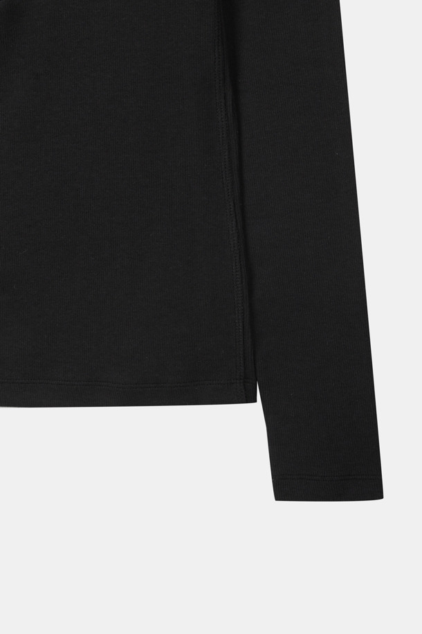 가볍게 걸치기 좋은 블랙 컬러의 후드 티셔츠입니다. 여유로운 핏과 얇은 두께감으로 봄, 가을 간절기에 활용하기 좋습니다. 소매 절개 라인과 니켈 버튼 장식으로 포인트를 더했으며, 넥 카라 스타일링도 가능하여 다양한 연출이 용이합니다. 편안한 일상룩, 집콕룩은 물론 캐주얼, 미니멀 스타일 모두 소화 가능한 아이템입니다. 긴 소매 기장으로 안정감을 더했습니다.
