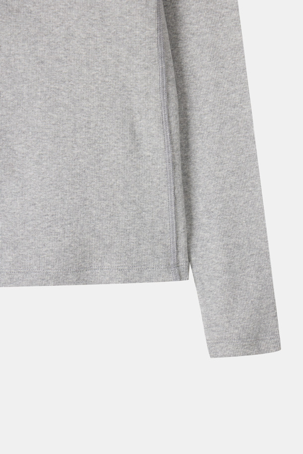 가볍고 편안한 착용감의 라이트 후디 롱 슬리브 톱(그레이)입니다. 부드러운 면 소재로 제작되어 봄, 가을에 활용하기 좋으며, 여유로운 핏으로 편안한 착용감을 선사합니다. 긴 소매와 얇은 두께감으로 간절기 레이어드룩에 활용하기 좋으며, 소매 절개 라인과 니켈 버튼 장식이 돋보입니다. 후드 디자인으로 캐주얼한 무드를 연출하며, 넥 카라 스타일링으로 다양한 분위기를 낼 수 있습니다. 동네 마실룩이나 산책룩 등 일상에서 미니멀하고 캐주얼하게 연출해보세요.
