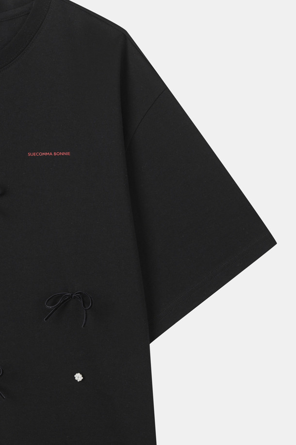 리본 펄 플라워 탑(블랙)은 여성스러운 무드를 극대화하는 티셔츠입니다. 면과 벨벳 소재로 제작되어 부드러운 촉감을 선사하며, 루즈핏으로 편안하게 착용 가능합니다. 플라워 패턴과 리본, 진주 디테일이 더해져 시크하면서도 로맨틱한 스타일을 연출합니다. 데이트룩, 모임룩, 클래식한 스타일 모두 소화 가능한 반소매 디자인입니다.
