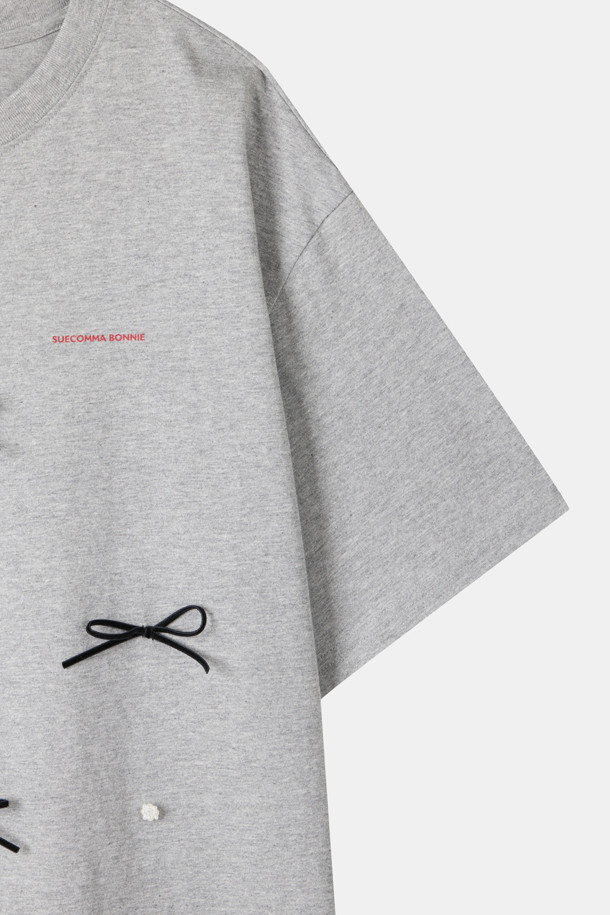 리본 펄 플라워 탑(grey)은 여성스러운 분위기를 연출하는 티셔츠입니다. 부드러운 면 소재로 제작되어 편안한 착용감을 선사하며, 라운드넥과 반소매 디자인으로 봄, 여름 시즌에 활용하기 좋습니다. 벨벳 리본과 진주 플라워 장식이 더해져 러블리한 무드를 강조하며, 여유로운 핏으로 편안하게 착용할 수 있습니다. 데이트룩, 카페룩, 봄 소풍룩 등 다양한 TPO에 로맨틱, 걸리시, 캐주얼 스타일로 연출해보세요.
