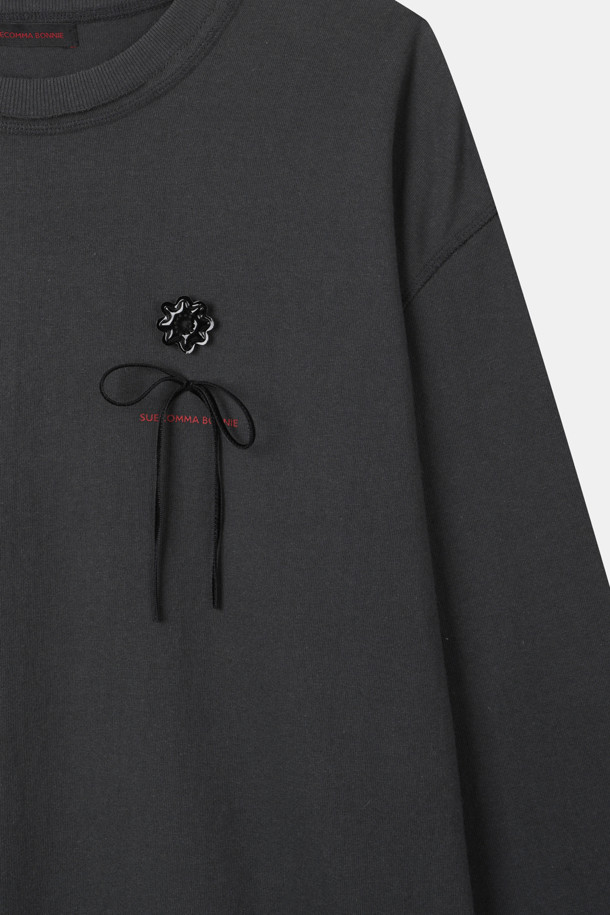 리본 롱 슬리브 탑(grey)은 여성 의류 상의로, 일상과 데이트룩에 모두 잘 어울리는 제품입니다. 부드러운 면과 벨벳 소재를 사용하여 제작되었으며, 시크하면서도 로맨틱한 스타일을 연출합니다. 플라워 패턴과 리본 장식이 돋보이며, 루즈핏과 긴 소매 디자인으로 편안하고 여성스러운 실루엣을 선사합니다. 그레이 컬러는 어떤 하의와도 매치하기 쉬워 활용도가 높습니다.
