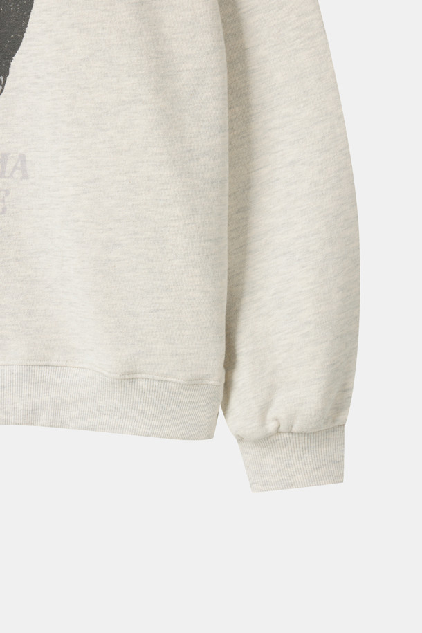 부드러운 베이지 컬러의 콤마 캣 스웨트셔츠입니다. 드롭숄더 디자인으로 편안한 착용감을 선사하며, 전면에 귀여운 고양이 'COMMA' 빈티지 프린트가 돋보입니다. 넉넉한 루즈핏으로 제작되어 일상, 동네 마실, 집콕룩 등 어떤 TPO에도 잘 어울립니다. 가을, 겨울 시즌 캐주얼, 미니멀, 스트리트 스타일을 연출하기에 좋습니다. 긴 소매 기장으로 포근함을 더합니다.
