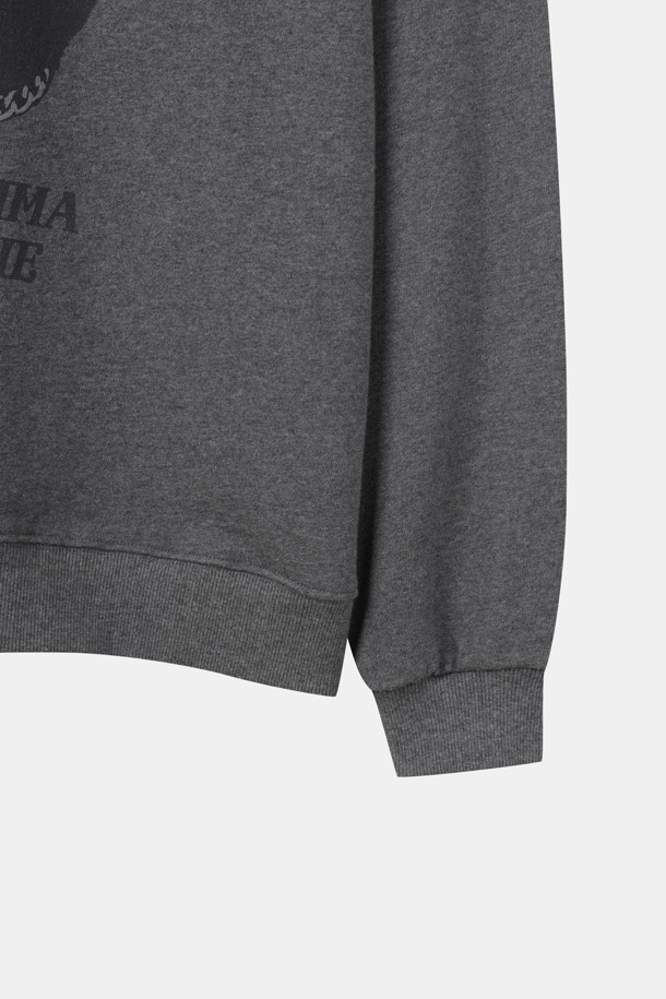 코마 캣 스웨트셔츠(그레이)는 캐주얼하고 빈티지한 스타일을 선호하는 여성들을 위한 제품입니다. 부드러운 면 소재로 제작되어 가을, 겨울철 편안하게 착용하기 좋습니다. 드롭 숄더 디자인과 넉넉한 루즈핏으로 활동성을 높였으며, 라운드넥으로 편안함을 더했습니다. 전면에 귀여운 고양이 'COMMA' 프린팅이 빈티지한 무드를 연출하며, 동네 마실룩, 집콕룩, 겨울 데일리룩 등 다양한 TPO에 활용하기 좋습니다.
