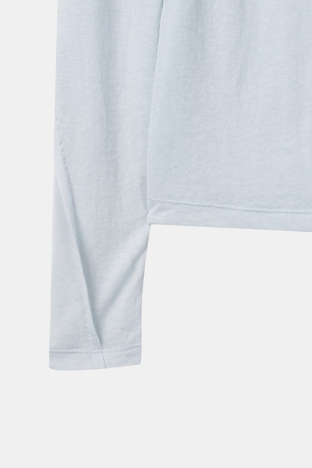 시스루 롱 슬리브 탑(블루)은 여성 의류로, 베이직한 스타일을 추구하는 분들께 적합합니다. 봄, 여름, 가을, 겨울 사계절 내내 활용 가능하며, 슬림핏과 라운드넥 디자인으로 제작되었습니다. 얇은 두께의 시스루 소재로 은은한 비침이 매력적이며, 어깨부터 소매까지 스티치 절개 디테일이 포인트를 더합니다. 데일리 웨어로서 레이어링하여 다양한 스타일을 연출할 수 있습니다.
