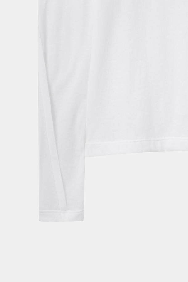 **쉬어 롱 슬리브 탑(화이트)**은 여성 의류로, 사계절 내내 활용 가능한 베이직 스타일의 티셔츠입니다. 슬림핏 라운드넥 디자인에 긴 소매 기장으로, 미니멀, 클래식, 시크 무드를 연출합니다. 얇은 두께감과 시스루 디테일이 특징이며, 화이트 컬러로 다양한 스타일에 매치하기 좋습니다. 데일리룩에 세련된 포인트를 더해줄 아이템입니다.
