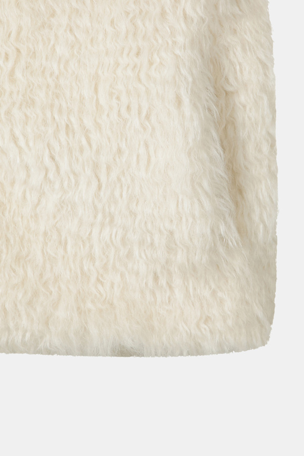 Furridge 베스트(베이지)는 미니멀, 시크, 클래식 스타일을 추구하는 분들을 위한 페이크퍼 소재의 퍼 베스트입니다. 넉넉한 두께감과 부드러운 촉감으로 가을, 겨울 시즌에 따뜻하게 착용할 수 있습니다. 라운드넥 디자인에 싱글 버튼 여밈 방식으로 간결함을 더했으며, 레귤러핏으로 편안한 착용감을 선사합니다. 무지 패턴의 베이지 컬러는 어떤 옷에도 쉽게 매치되어 일상복으로 활용하기 좋습니다. 포켓 디테일과 은은한 광택감이 고급스러운 분위기를 연출합니다.
