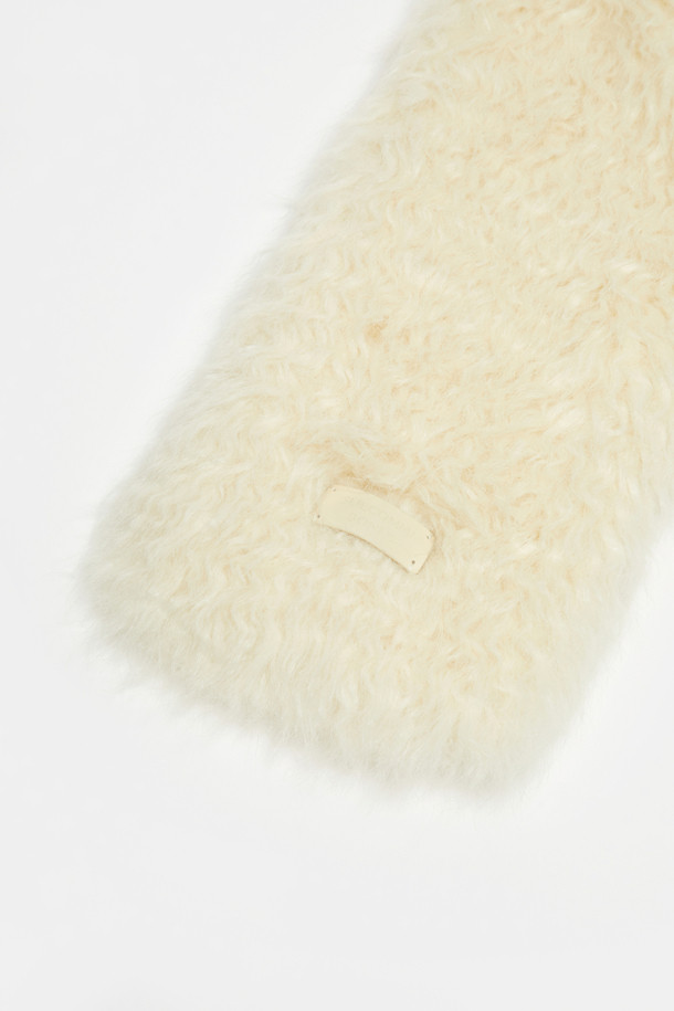 베이지 컬러의 Furridge 머플러는 페이크퍼 소재로 제작되어 부드러운 촉감과 풍성한 볼륨감을 선사합니다. 겨울철 보온성을 높여주는 두꺼운 두께감과 은은한 광택감이 특징이며, 미니멀하고 우아한 스타일을 연출합니다. 직사각형 형태로 디자인되었으며, 무지 패턴으로 다양한 룩에 매치하기 용이합니다. 출근룩에 클래식한 무드를 더해주는 Furridge 머플러로 따뜻하고 세련된 겨울을 보내세요.
