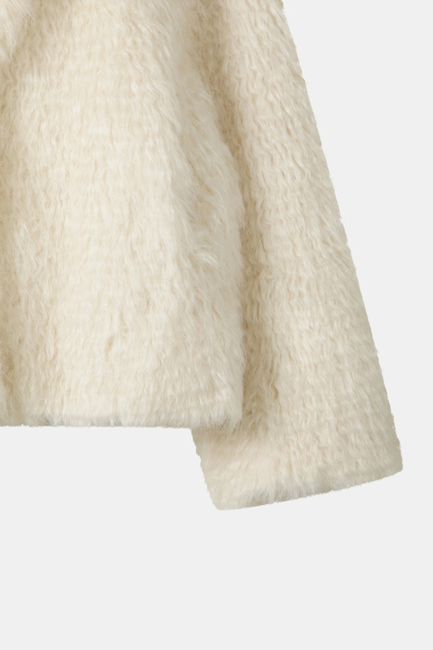 Furridge outer(베이지)는 여성스러운 겨울 스타일을 완성하는 퍼 재킷입니다. 부드러운 인조 모피 소재와 두꺼운 두께로 뛰어난 보온성을 제공하며, 와이드 라펠과 숏 기장, 볼륨 핏 디자인이 세련된 무드를 연출합니다. 베이지 컬러는 어떤 룩에도 잘 어울리며, 버튼 여밈 방식으로 간편하게 착용할 수 있습니다. 데이트룩, 모임룩, 연말 모임룩 등 다양한 TPO에 클래식, 시크, 미니멀 스타일로 활용 가능합니다.
