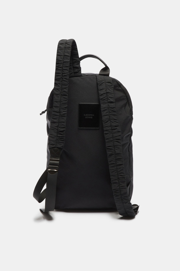 뉴 플라워 밤 백팩(블랙)은 가볍고 내구성이 좋은 나일론 소재로 제작되어 일상에서 편안하게 사용할 수 있습니다. 캐주얼하면서도 세련된 스타일을 연출하며, 전면의 꽃 장식과 러플 디테일이 여성스러운 포인트를 더합니다. 가방 하단의 고리를 활용하여 실루엣 변형이 가능하여, TPO에 따라 다양한 스타일을 연출할 수 있습니다. 동네 마실룩이나 쇼핑룩에 매치하여 걸리시하고 미니멀한 무드를 완성해보세요. 데일리룩에 포인트를 더할 수 있는 실용적인 백팩입니다.
