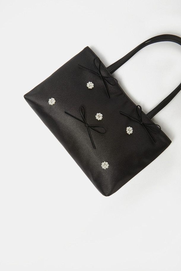 블랙 컬러의 '커튼 콜' 토트백입니다. 새틴과 벨벳 소재에 플라워 패턴이 더해져 페미닌하고 우아한 무드를 연출합니다. 미니 사이즈의 사각 가방으로, 진주와 리본 장식이 세련된 포인트를 더합니다. 슬림한 핸들이 돋보이며, 데이트룩이나 모임룩에 시크하게 매치하기 좋습니다. 데일리백으로 활용하여 미니멀하고 세련된 스타일을 완성해보세요.
