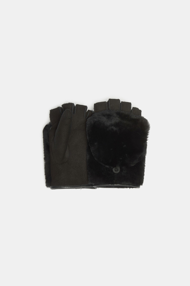 Furridge gloves(black)는 부드러운 양털, 양가죽, 스웨이드 소재로 제작된 블랙 컬러의 장갑입니다. 안감은 퍼(fur)로 처리되어 보온성을 높였으며, 겨울철 야외 활동이나 레저 활동에 적합합니다. 커버형, 하프핑거, 투웨이 디자인으로 다양한 스타일 연출이 가능하며, 버튼으로 여밈 방식을 더했습니다. 캐주얼, 클래식, 미니멀 스타일을 즐겨 입는 분들께 세련된 포인트를 더해줄 아이템입니다.
