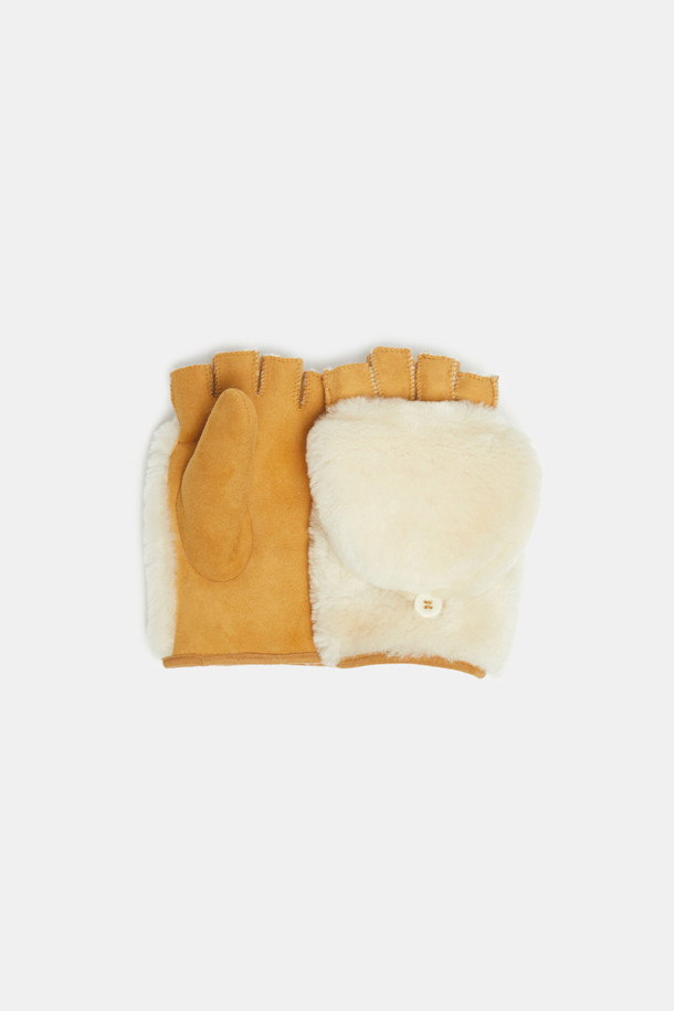 Furridge gloves(브라운)는 부드러운 양털, 양가죽, 스웨이드 소재로 제작된 두꺼운 겨울 장갑입니다. 캐주얼, 클래식, 미니멀 스타일을 아우르며 일상 및 레저 활동에 적합합니다. 하프 핑거 스타일과 커버형 디자인의 투웨이 방식으로 다양한 연출이 가능하며, 안감은 퍼 소재로 보온성을 높였습니다. 브라운 컬러의 무지 디자인에 버튼 여밈 방식으로 포인트를 주어 실용성과 스타일을 모두 갖춘 제품입니다. 사이즈 조절 기능이 있어 편안한 착용감을 선사합니다.
