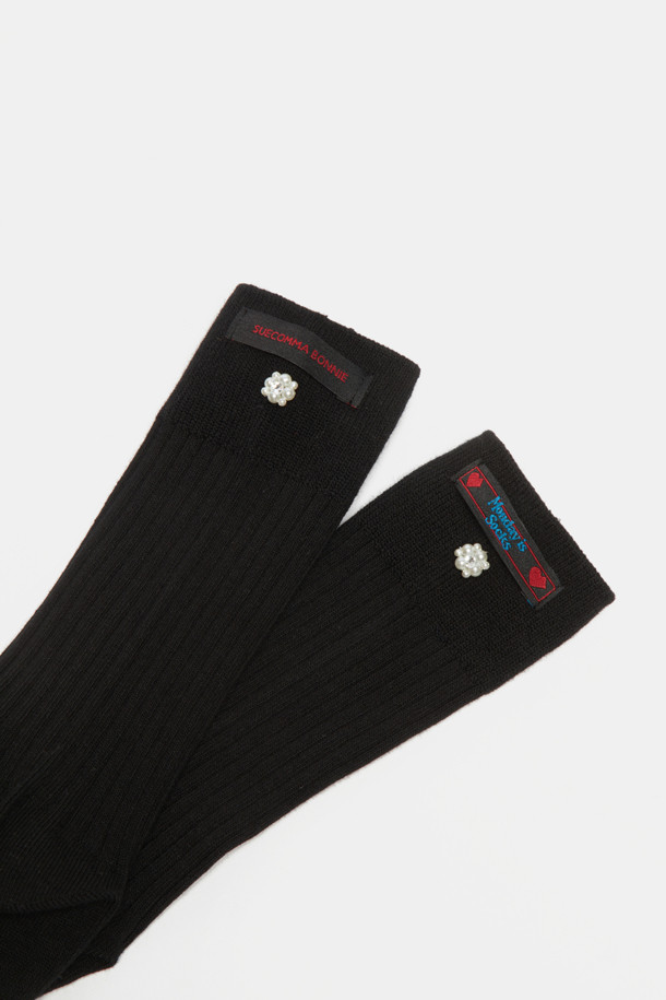 [IHM] 레이블 삭스(블랙)는 여성스러운 스타일을 완성하는 데 안성맞춤인 양말입니다. 면 소재로 제작되어 편안한 착용감을 제공하며, 플라워 패턴과 진주 장식이 걸리시하고 로맨틱한 분위기를 더합니다. 중목 길이로 디자인되었으며, 뒷부분에는 IHM 레이블 디테일이 포인트로 들어가 있습니다. 데이트룩, 카페룩, 모임룩 등 다양한 TPO에 잘 어울리는 아이템입니다. 블랙 컬러로 어떤 옷에도 매치하기 쉬워 활용도가 높습니다.
