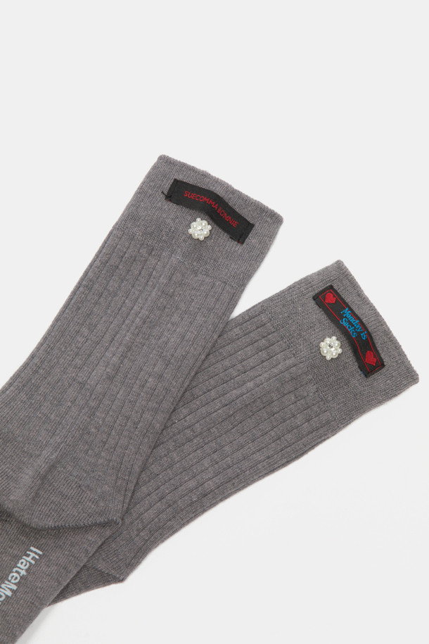 IHM 라벨 삭스(grey)는 여성들을 위한 양말로, 회색 컬러에 면 소재로 제작되어 봄, 가을, 겨울 계절에 착용하기 좋습니다. 일상복뿐만 아니라 데이트룩, 동네 마실룩, 카페룩 등 다양한 TPO에 잘 어울리며, 미니멀, 클래식, 걸리시 스타일을 연출하기 좋습니다. 중목 길이의 디자인으로 뒷부분에 협업 라벨 포인트와 진주, 플라워 장식이 더해져 세련된 포인트를 더했습니다. 얇은 두께감으로 편안한 착용감을 선사합니다.
