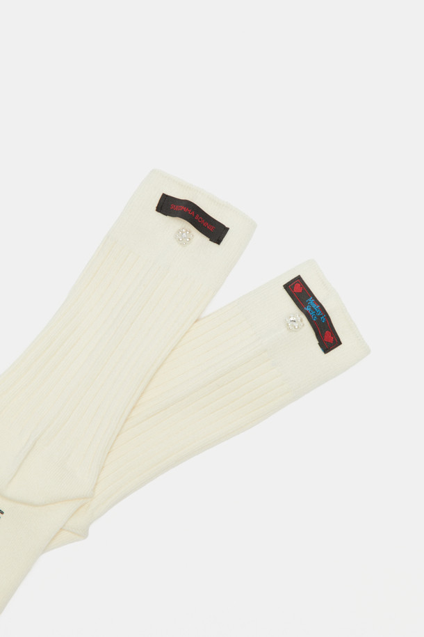 [IHM] 라벨 삭스(아이보리)는 플라워 패턴과 진주 디테일이 돋보이는 아이보리 컬러의 중목 양말입니다. 뒷부분의 협업 라벨 장식이 디자인의 포인트를 더하며, 걸리시, 로맨틱, 클래식 스타일을 연출하기에 좋습니다. 데이트룩에 활용하여 여성스러운 분위기를 연출해보세요. 사계절 내내 착용 가능하며, 일상에서 스타일리시함을 더해줍니다.
