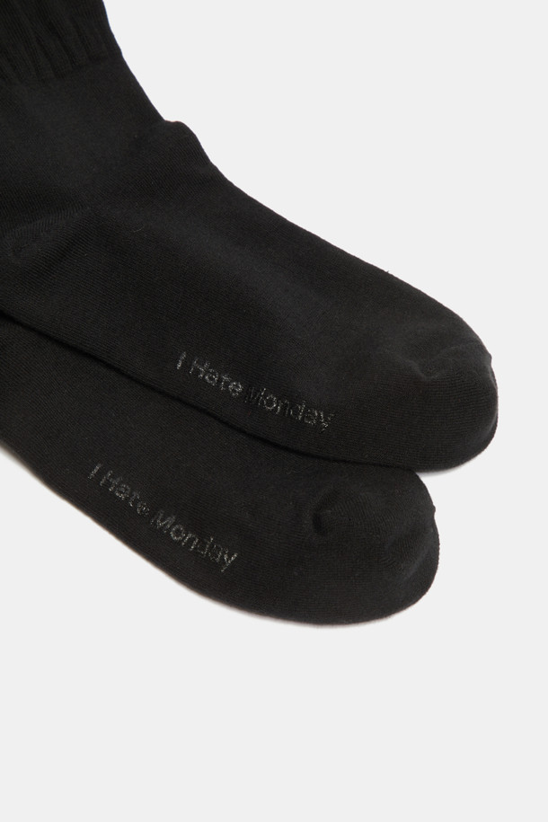 [IHM] 셔링 비즈 양말(블랙)은 여성스러운 무드와 시크함, 엘레강스함을 동시에 연출하는 양말입니다. 섬세한 셔링 디테일과 비즈, 진주, 큐빅 장식이 더해져 특별한 날, 데이트룩, 모임룩에 포인트를 더합니다. 블랙 컬러로 어떤 스타일에도 쉽게 매치 가능하며, 시크, 클래식, 미니멀한 스타일을 즐기는 분들께 추천합니다. 
