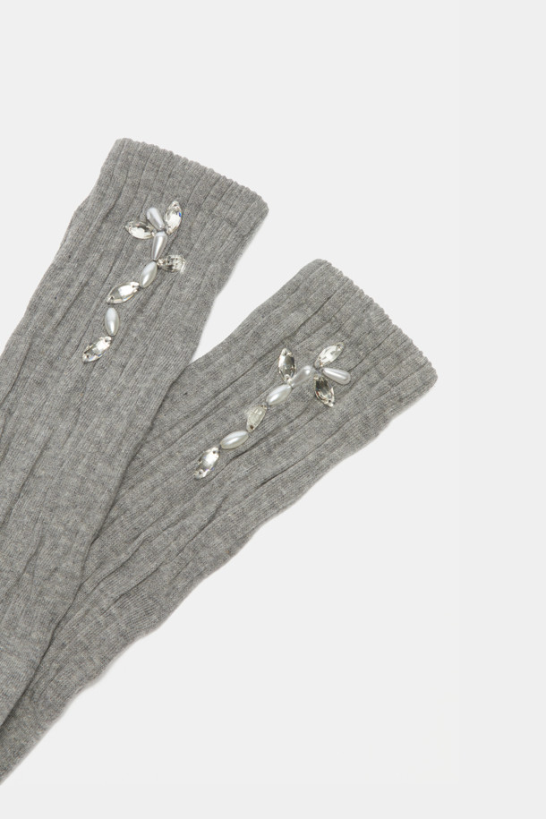 [IHM] 셔링 비즈 양말(그레이)는 여성스러운 무드를 연출하는 양말입니다. 셔링 디테일이 발목을 감싸 페미닌하고 엘레강스한 분위기를 더하며, 은은하게 빛나는 비즈 장식과 진주, 큐빅이 고급스러움을 더합니다. 데이트룩, 모임룩, 소개팅룩 등 특별한 날, 클래식, 로맨틱, 미니멀 스타일 모두에 매치하여 세련된 룩을 완성해 보세요. 차분한 그레이 컬러로 어떤 옷에도 잘 어울려 활용도가 높습니다.
