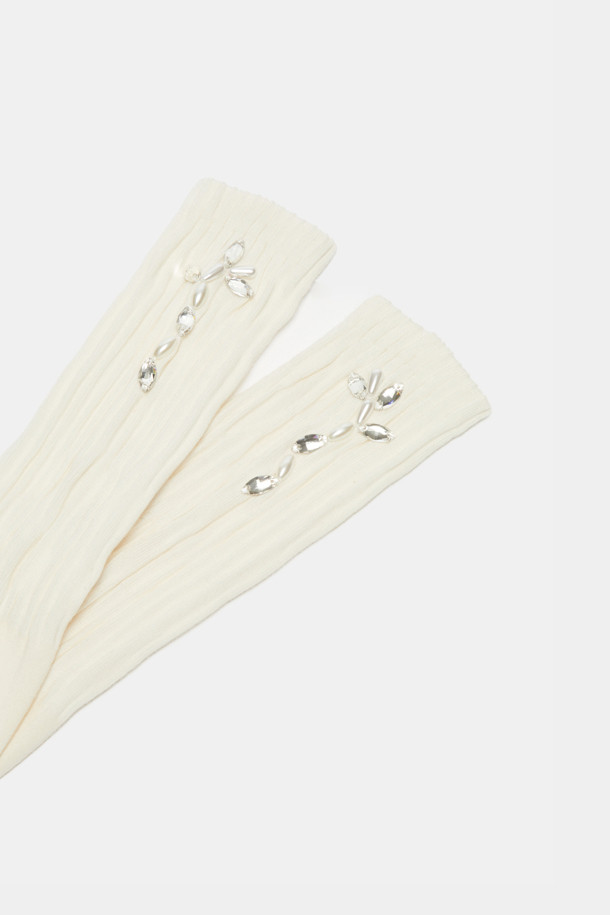 [IHM] 셔링 비즈 비딩 삭스 (아이보리)는 여성스러운 페미닌 무드와 시크한 스타일을 동시에 연출할 수 있는 양말입니다. 아이보리 컬러의 무지 디자인에 셔링 디테일과 비즈, 진주, 큐빅 장식이 더해져 고급스러운 포인트를 더합니다. 데이트룩, 모임룩 등 특별한 날 시크하면서도 세련된 스타일을 완성해 보세요. 클래식한 무드로 어떤 룩에도 잘 어울려 활용도가 높습니다.
