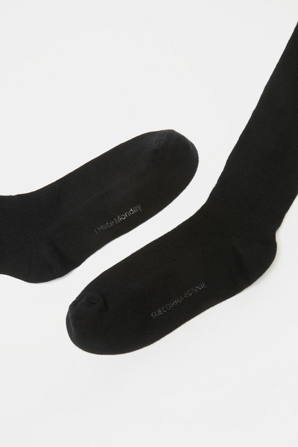 IHM 리본 니삭스(블랙)는 우아함과 화려함을 더하는 여성용 양말입니다. 블랙 색상에 무지 디자인으로 어떤 스타일에도 잘 어울리며, 부드러운 촉감으로 편안하게 착용할 수 있습니다. 무릎까지 오는 길이의 니삭스는 벨벳 리본, 진주 또는 크리스털 디테일 장식으로 포인트를 주어 로맨틱하고 클래식한 분위기를 연출합니다. 데이트룩이나 모임룩에 적합하며, 사계절 내내 착용 가능합니다. 
