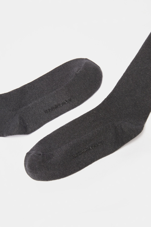 [IHM] 리본 니삭스(grey)는 부드러운 벨벳 소재로 제작되어 우아하고 화려한 무드를 연출하는 여성 니삭스입니다. 앙증맞은 리본, 진주, 크리스탈 장식이 더해져 시크하면서도 러블리한 매력을 선사합니다. 무지 디자인의 그레이 컬러는 어떤 스타일에도 잘 어울리며, 데이트룩, 모임룩, 파티룩 등 다양한 TPO에 활용 가능합니다. 로맨틱, 시크, 클래식 스타일을 즐겨 입는 여성분들께 추천합니다.
