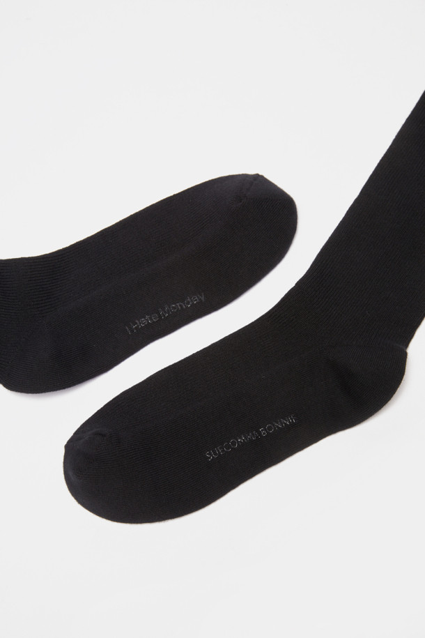 [IHM] 플라워 라벨 삭스(블랙)는 유니크하면서도 시크한 감성을 표현하는 양말입니다. 블랙 컬러에 라벨과 플라워 디자인 장식이 더해져 포인트를 줍니다. 쫀쫀한 착용감과 부드러운 촉감으로 편안하게 집콕룩 또는 출근룩을 연출할 수 있습니다. 미니멀한 스타일을 즐기는 분들께 추천하며, 데일리 아이템으로 활용하기 좋습니다.
