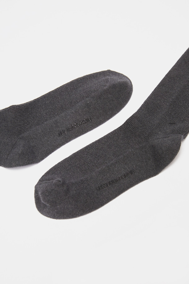 [IHM] 플라워 라벨 삭스(grey)는 회색 바탕에 볼륨감 있는 플라워 장식이 돋보이는 양말입니다. 부드러운 면 소재로 제작되어 편안한 착용감을 선사하며, 사계절 내내 활용하기 좋습니다. 쫀쫀한 착용감으로 활동성을 높였으며, 캐주얼, 미니멀, 로맨틱 스타일 모두 소화 가능합니다. 동네 마실룩, 산책룩, 집콕룩 등 다양한 TPO에 맞춰 스타일링 해보세요. 플라워 라벨 디자인으로 포인트를 더해 당신의 패션 감각을 뽐내 보세요.
