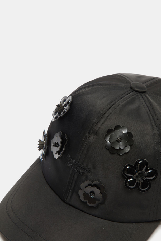 뉴 플라워밤 볼캡(블랙)은 일상에서 세련되게 연출하기 좋은 볼캡입니다. 가볍고 부드러운 폴리에스터 소재로 제작되어 편안한 착용감을 선사합니다. 무지 디자인에 플라워 장식이 더해져 유니크하면서도 페미닌한 무드를 연출합니다. 캐주얼, 스트릿, 미니멀 등 다양한 스타일에 매치하여 자신만의 개성을 표현해보세요. 블랙 컬러로 어떤 옷에도 쉽게 코디할 수 있어 실용적입니다.
