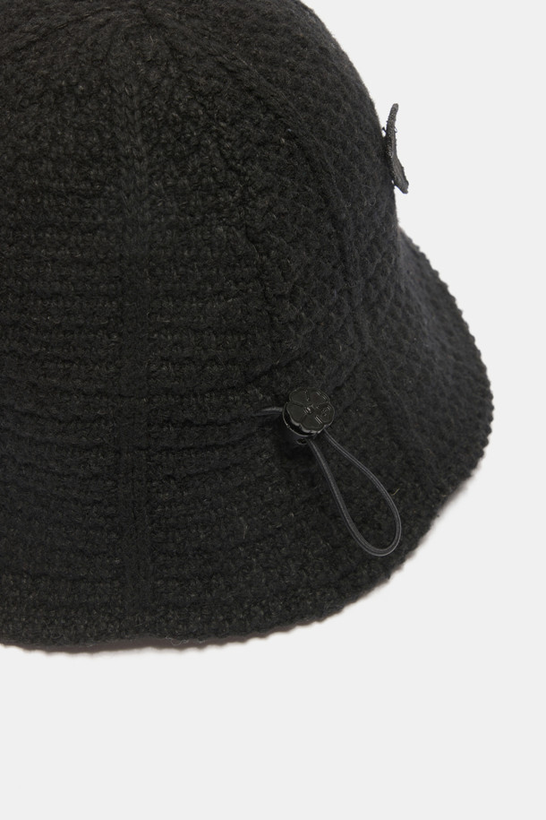 블랙 컬러의 New blossom bucket hat(뉴 블라썸 버킷 햇)입니다. 여성스러운, 캐주얼, 로맨틱 스타일을 연출하기 좋으며, 데이트룩, 카페룩, 봄 소풍룩에 매치하기 좋습니다. 봄, 여름, 가을에 착용하기 적합하며, 니트 소재로 제작되어 부드러운 착용감을 선사합니다. 라운드 형태의 플라워 패턴 패치와 꽃 스토퍼 디테일이 돋보이는 디자인입니다. 데일리룩에 포인트 아이템으로 활용하여 여성스러운 무드를 더해보세요.
