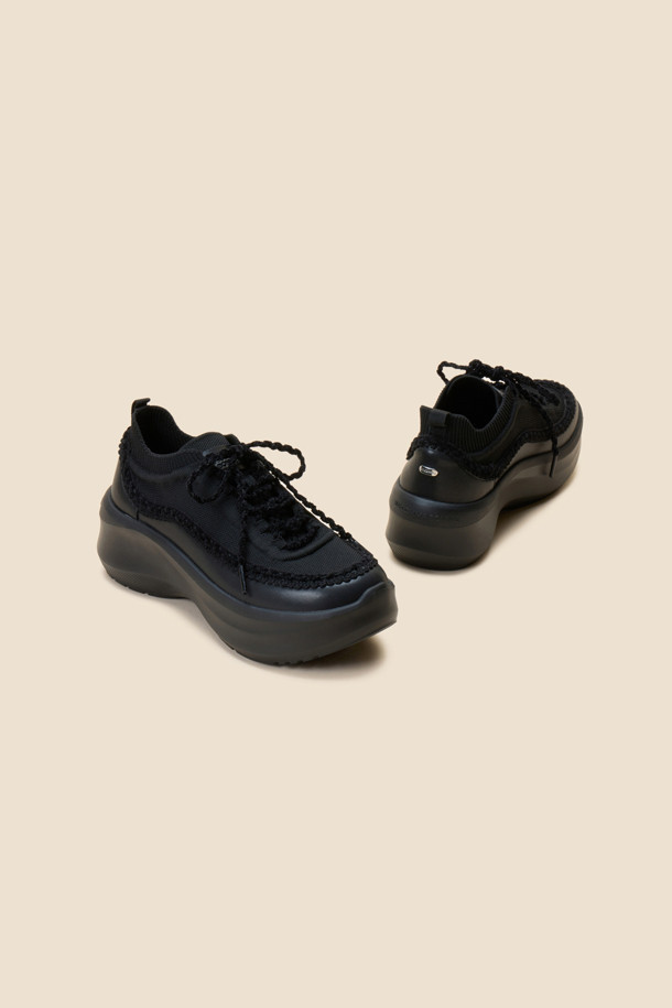 Lumpy sneakers(black)는 여성들을 위한 사계절용 여성 운동화입니다. 니트와 가죽 소재의 조화로 제작되었으며, 편안한 착화감을 제공하는 경량 플랫폼 창 디자인이 특징입니다. 블랙 컬러에 무지 패턴으로 어떤 스타일에도 쉽게 매치할 수 있으며, 레이스업 여밈으로 안정적인 착용감을 선사합니다.
