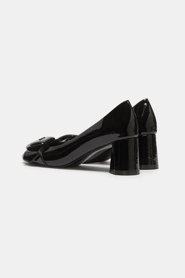 폴리곤 볼륨 펌프스(블랙)는 오피스룩과 모임룩에 모두 잘 어울리는 여성용 펌프스입니다. 둥근 코 디자인에 페미닌하고 포멀한 스타일을 더해 클래식하면서도 미니멀한 감각을 살렸습니다. 에나멜과 소가죽 소재를 사용하여 고급스러움을 더했으며, 청키힐과 와이드 스트랩, 폴리곤 장식이 특징입니다. 쿠션 인솔과 미끄럼 방지 고무창으로 편안한 착용감을 제공하며, 반 사이즈 작게 제작되었습니다. 사계절 내내 활용할 수 있는 블랙 컬러의 펌프스로, 다양한 코디에 매치하여 세련된 스타일을 연출해 보세요.
