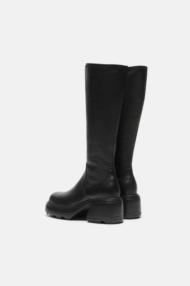 슬림 핏 스판 롱 부츠는 여성만을 위한 신발로, 가을과 겨울에 특히 잘 어울립니다. 블랙 컬러의 라운드 토 디자인이며, 7cm 청키힐로 안정적인 착화감을 선사합니다. 발볼은 슬림하게 제작되었으며, 스판 소재를 사용하여 다리 라인을 더욱 슬림하게 연출해 줍니다. 지퍼형 여밈과 미드컷 탑라인으로 편안하게 신고 벗을 수 있으며, IP소재를 사용하여 접지력이 우수하고 경량화된 무게감으로 활동성을 높였습니다. 출근룩, 모임룩 등 다양한 TPO에 클래식, 미니멀, 시크 스타일을 더해 세련된 룩을 완성해 보세요.
