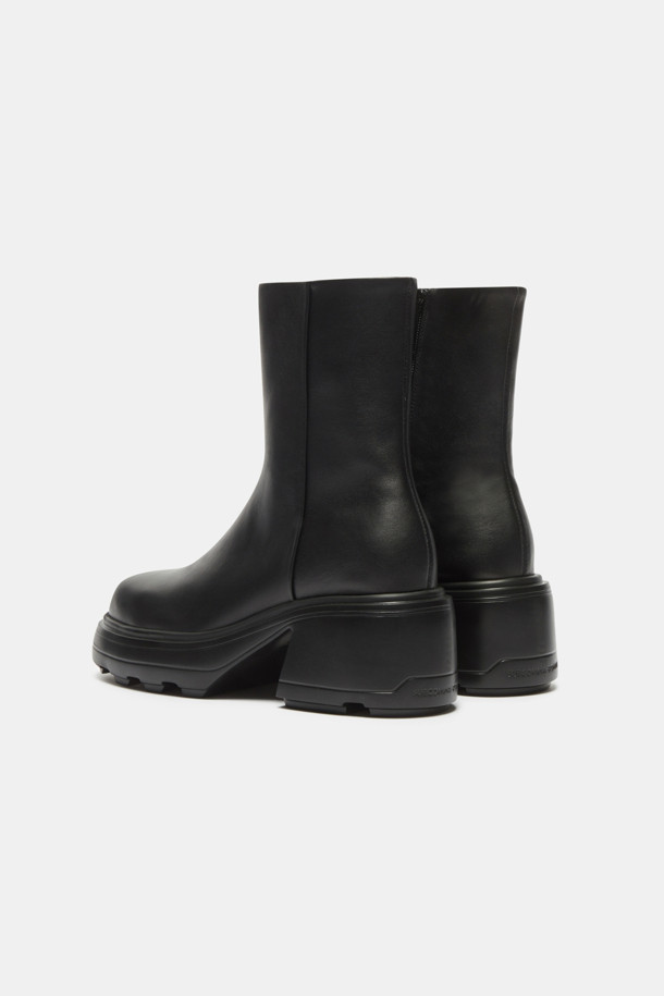 세련된 룩을 완성하는 Duggy 앵클 부츠(블랙)입니다. 소가죽 소재로 제작되어 고급스러움을 더하며, 7cm 청키힐이 다리가 길어 보이는 효과를 선사합니다. 라운드 앞코 디자인과 슬립온 스타일로 편안한 착용감을 제공하며, 가을/겨울 출근룩에 클래식, 미니멀, 시크한 분위기를 더해줍니다. IP 소재 창을 사용하여 접지력이 우수하고, 경량으로 활동성이 뛰어나며, 데일리 부츠로 손색없습니다.
