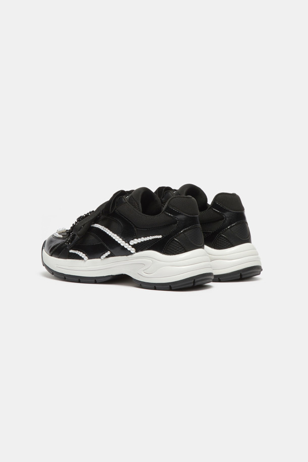 딜라이트 스니커즈(블랙)는 여성용으로, 캐주얼하고 스포티한 스타일을 연출하기에 좋습니다. 사계절 내내 활용 가능한 합성가죽 소재의 라운드 앞코 디자인이며, 플랫 굽으로 편안함을 더했습니다. 블랙 컬러에 무지 패턴으로 어떤 옷에도 쉽게 매치할 수 있으며, 끈으로 발을 안정적으로 잡아줍니다. 비즈와 진주 장식, 유광 소재가 페미닌한 무드를 더하고, 동네 마실룩이나 산책룩에 잘 어울립니다.
