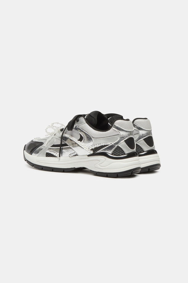 딜라이트 스니커즈(실버)는 여성스러운 무드를 연출하는 캐주얼 운동화입니다. 은은하게 빛나는 유광 소재와 라운드 앞코 디자인으로 편안하면서도 세련된 스타일을 완성합니다. 일상, 캐주얼 룩에 매치하기 좋으며, 봄, 여름, 가을 계절에 활용할 수 있습니다. 끈으로 조절하는 로우탑 디자인에 비즈 장식과 진주 오너먼트가 포인트로 더해져 스포티하면서도 페미닌한 매력을 줍니다. 동네 마실룩이나 산책룩에 가볍게 착용하여 스타일리시함을 더해보세요.
