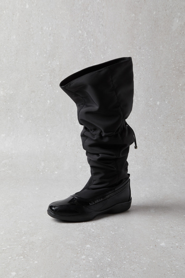 Fev_Comfy 무릎 높이 슬라우치 부츠(블랙)는 가을과 겨울에 어울리는 여성용 부츠입니다. 라운드 앞코에 합성가죽 소재로 제작되었으며, 로우힐 굽으로 편안한 착화감을 선사합니다. 무지 패턴의 블랙 컬러로 출근룩, 모임룩 등 다양한 TPO에 활용 가능하며, 클래식, 미니멀, 시크 스타일을 연출하기 좋습니다. 슬라우치 디자인과 내측 지퍼, 후면 스트링 조절 기능으로 편안하고 가볍게 착용할 수 있으며, 컴포트 스타일을 추구하는 분들께 추천합니다.
