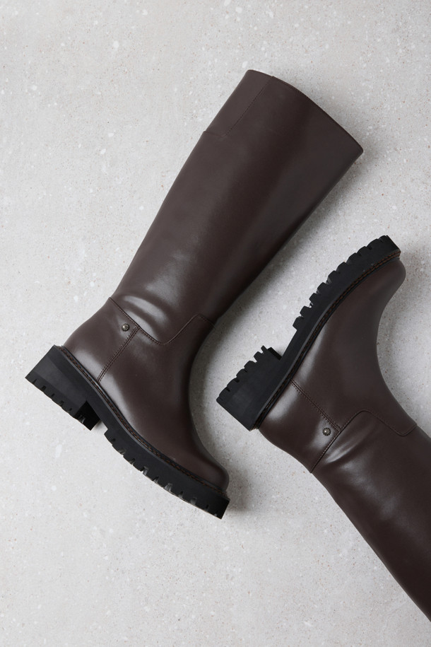 Fev_Young muze 롱 부츠 (브라운)는 소가죽 소재의 여성 롱 부츠입니다. 라운드 앞코와 플랫 굽으로 편안한 착용감을 제공하며, 가을, 겨울철 데일리룩, 산책룩, 모임룩에 잘 어울립니다. 미니멀한 디자인에 러기드 아웃솔, 미끄럼 방지 기능이 더해져 실용성을 높였습니다. 롱 부츠 탑라인에 불꽃 참 장식이 포인트로 더해져 클래식, 미니멀, 캐주얼 스타일을 연출할 수 있습니다.
