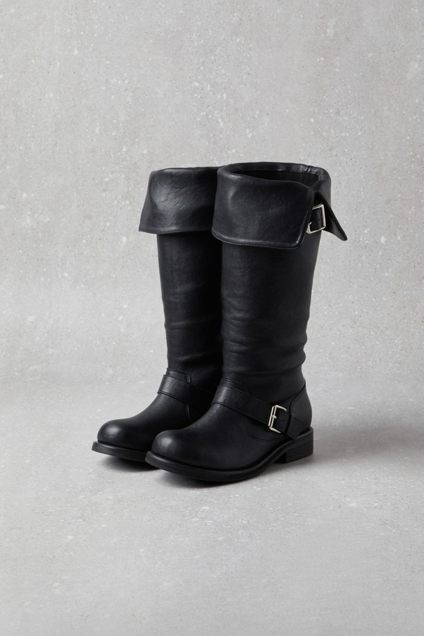 Fev Comfy (페브 컴피) 버클 슬라우치 부츠(블랙)는 라운드 앞코에 중간 굽, 통굽 디자인으로 편안함을 강조한 여성 부츠입니다. 라미네이팅 가죽 소재에 은은한 광택이 고급스러움을 더하며, 상단과 발등의 메탈 버클 장식이 시크한 포인트를 더합니다. 슬라우치 탑라인으로 다리가 더욱 슬림해 보이는 효과를 주며, 필요에 따라 접어서 미디 부츠로도 활용 가능합니다. 데이트룩, 모임룩 등 다양한 TPO에 클래식, 미니멀, 시크한 스타일을 연출하기 좋습니다. 블랙 컬러의 무지 디자인으로 어떤 옷에도 쉽게 매치하여 스타일리시한 룩을 완성할 수 있습니다.
