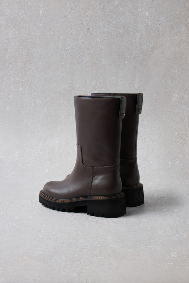 Fev_Young muze 부츠(브라운)는 여성들을 위한 미들 기장의 부츠입니다. 라운드 앞코와 통굽 디자인, 그리고 무지 패턴으로 미니멀하고 클래식한 분위기를 연출합니다. 합성가죽 소재에 볼드한 아웃솔과 러기드 아웃솔 디자인, FEV 심볼 적용으로 포인트를 더했습니다. 출근룩과 모임룩 모두에 어울리며, 가을과 겨울 시즌에 따뜻하고 스타일리시하게 착용할 수 있습니다. 
